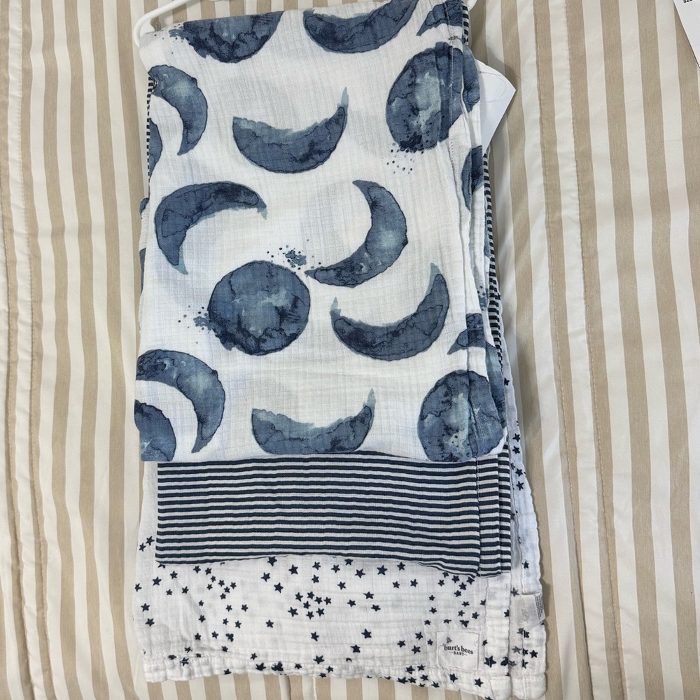 Burt’s Bees Blue Moon & Star Muslin Swaddle Set